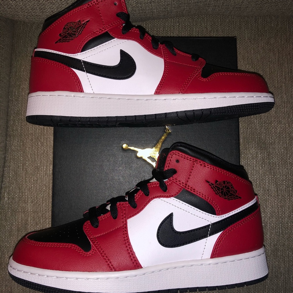 Air Jordan 1 Mid Chicago Black Toe - Picture 2 of 8